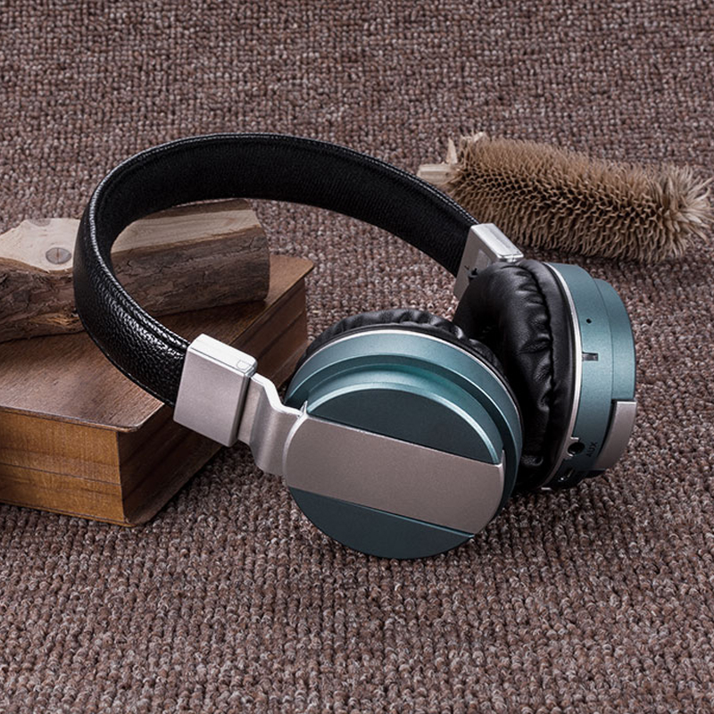 Bluetooth Wireless Over-Ear Headphones with Microphone Bluetooth Wireless Over-Ear Headphones with Microphone