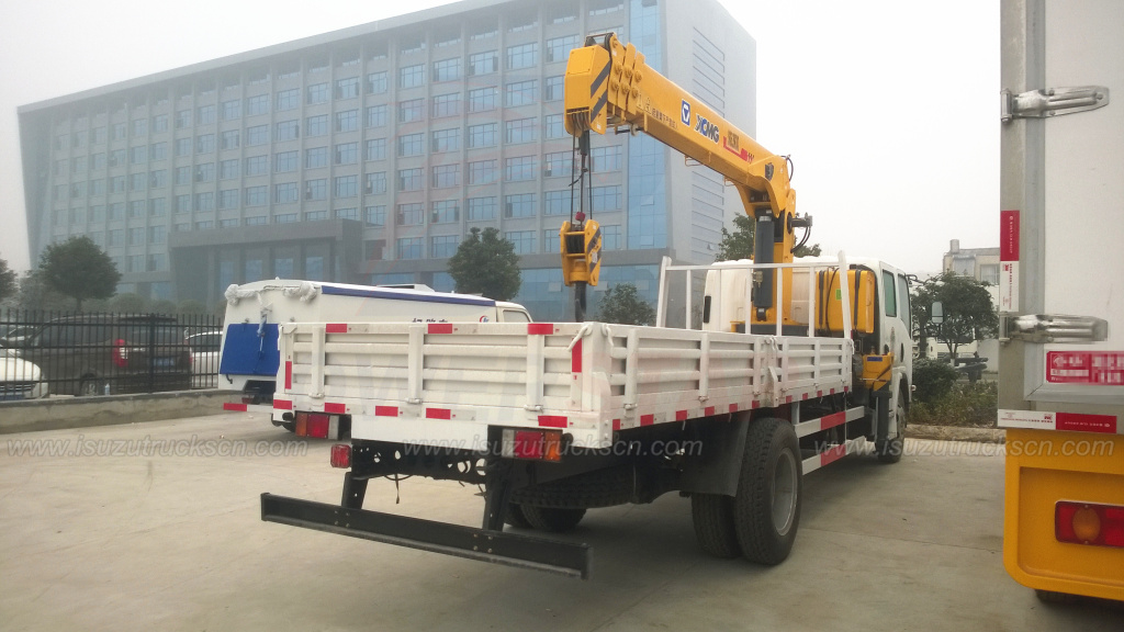Double Cabin ISUZU NPR ELF Crane Trucks with 6.3Ton Telescopic Boom Truck Double Cabin ISUZU NPR ELF Crane Trucks with 6.3Ton Telescopic Boom Truck