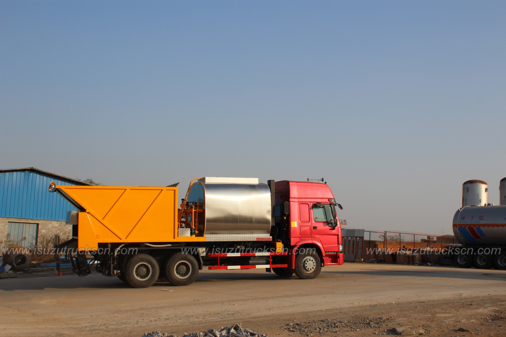 ISUZU FVZ FXZ Synchronous Chip Sealer Truck with 8m3 Aggregate Bin 