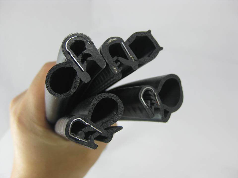 Rubber edge for sheet metal seal strip