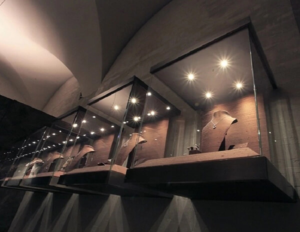 jewelry shop window display case jewelry shop window display case
