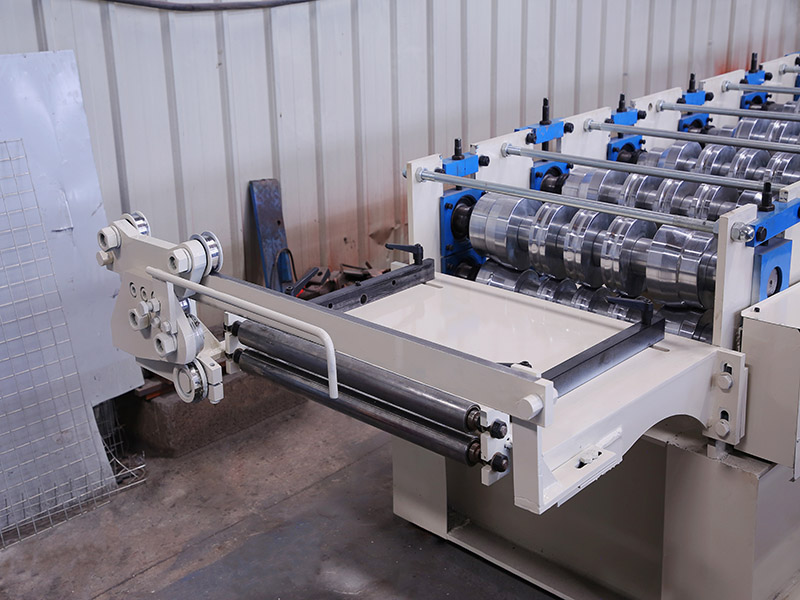 Standing seam roof forming machine Standing seam roof forming machine