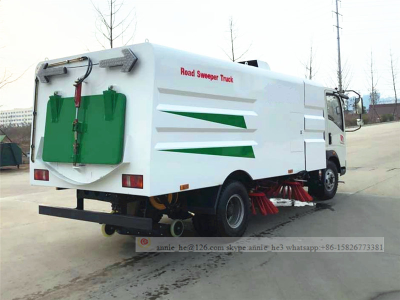 Howo road sweeping truck