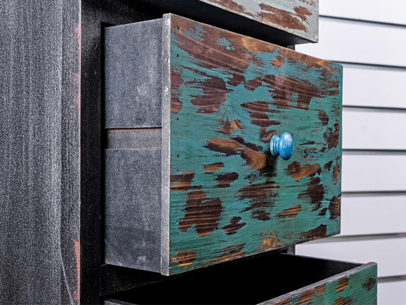 knobs on the drawer matches the drawer's base color