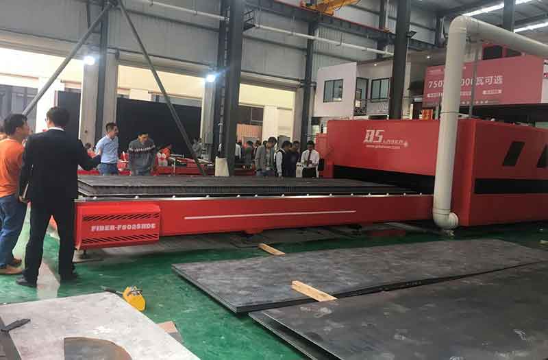 High Powered Fiber Laser Cutting Machine with pallet changer