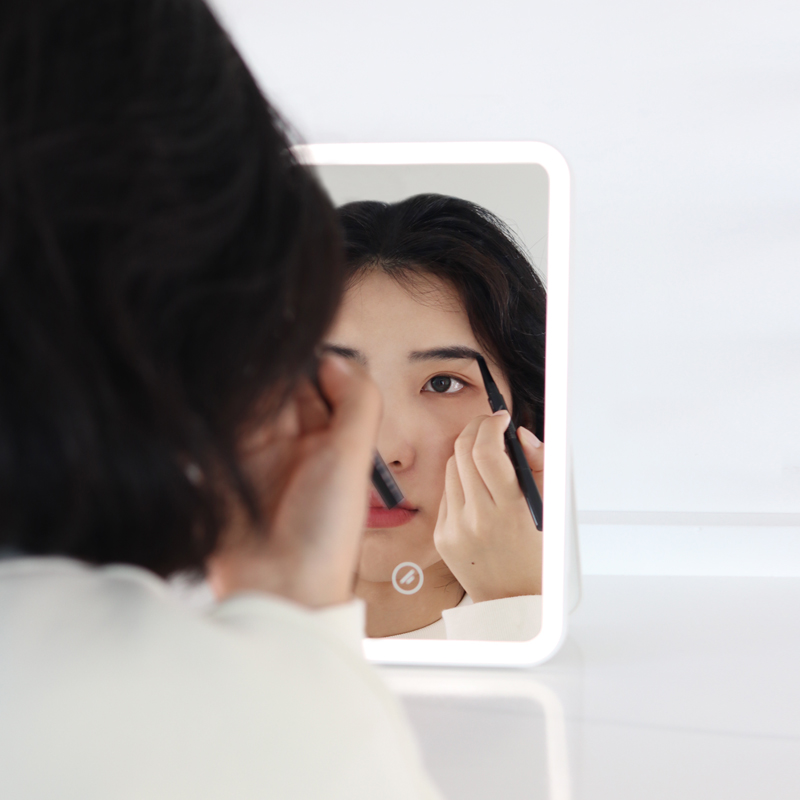 lighted magnifying makeup mirror