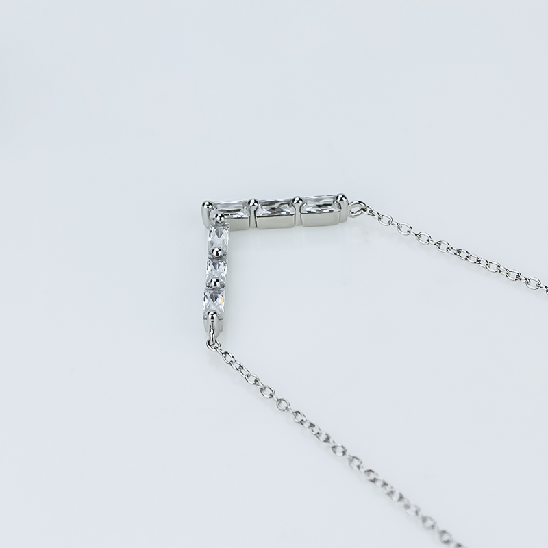 Letter V pendent necklace Letter V pendent necklace