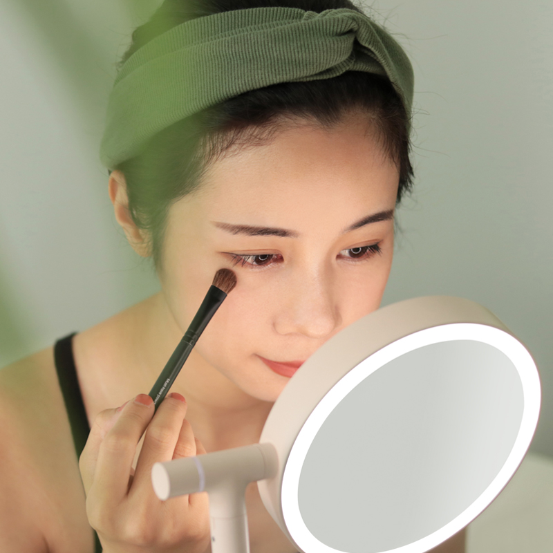 magnifying mirror with light