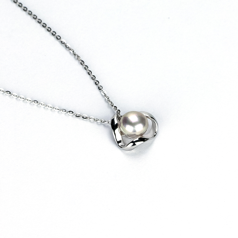 Pearl Pendant Necklace