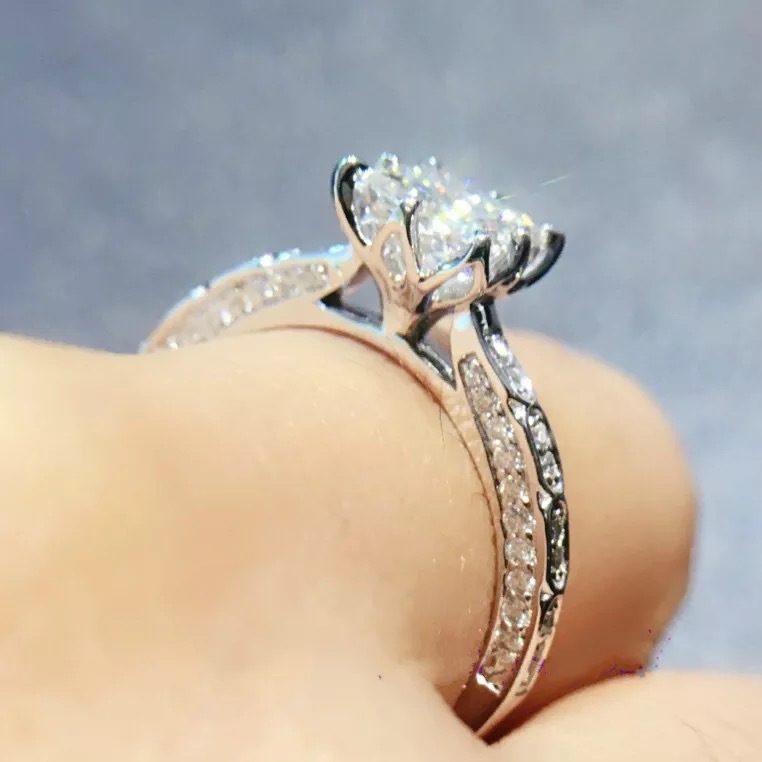 18K Diamond Engagement Ring