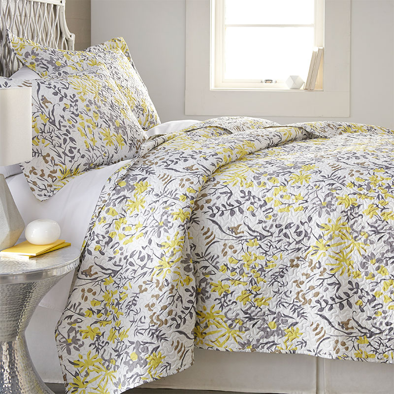 yellow leaf print quilt set