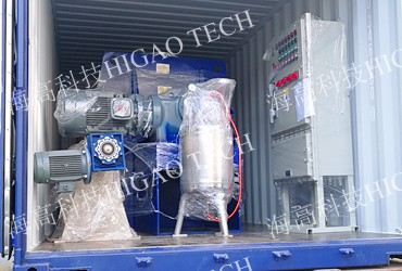 horizontal plowshare mixer with oil spray system