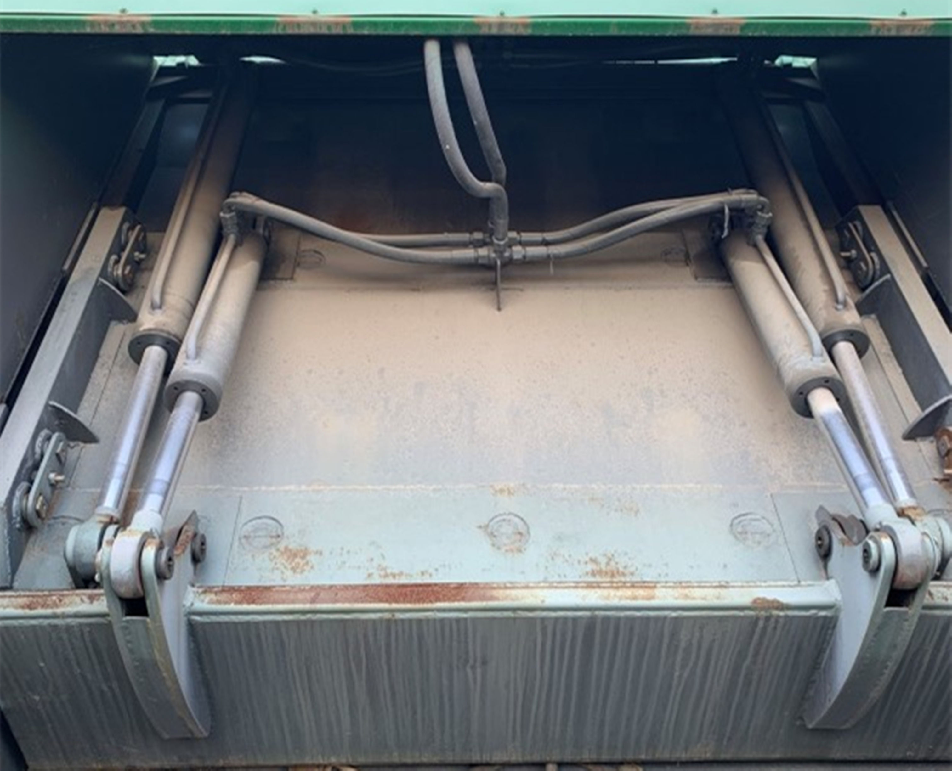 Poor quality rusty hydraulic working system Poor quality rusty hydraulic working system