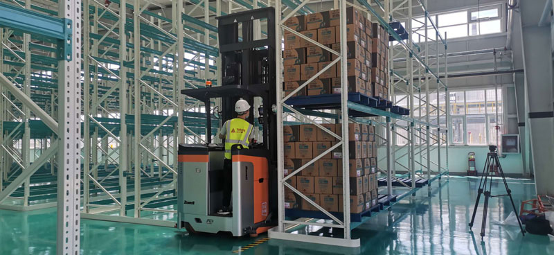 Mechanical guide VNA forklift