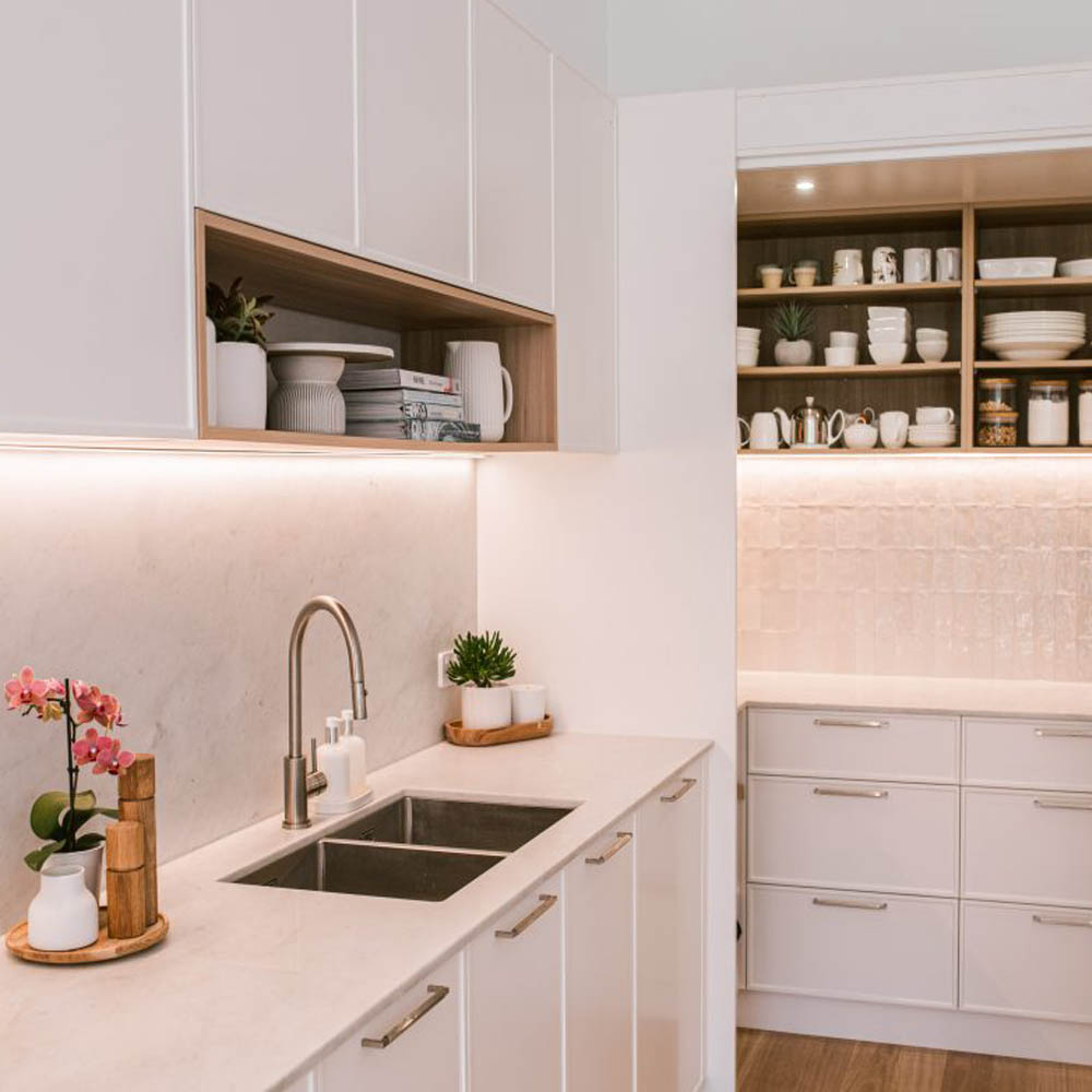 white gloss cabinets