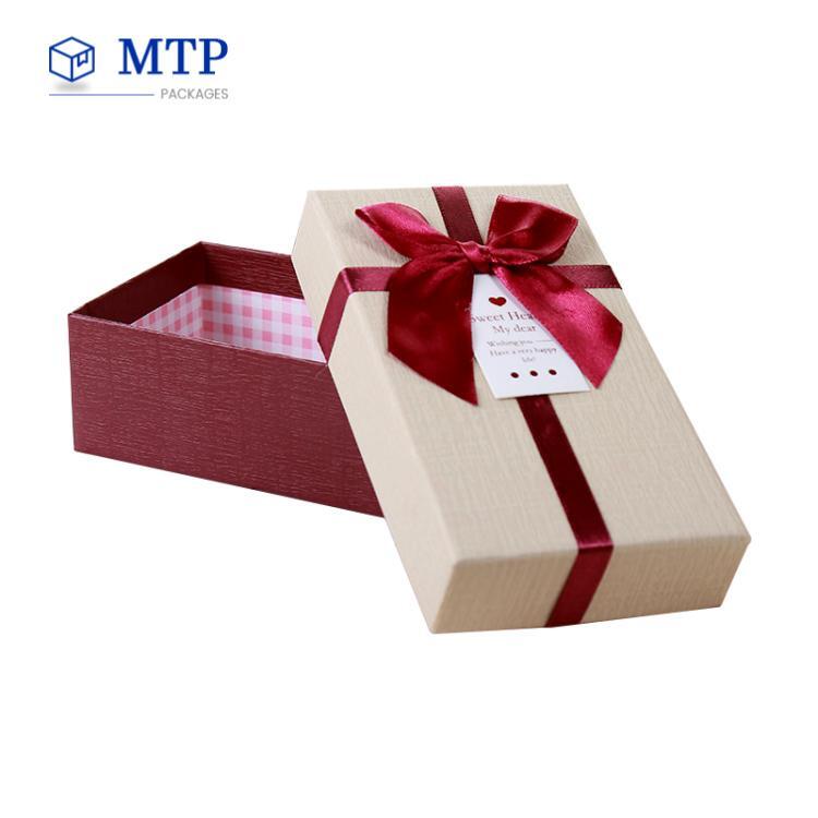 Custom Packaging Cover and Cardboard Gift Box Custom Packaging Cover and Cardboard Gift Box