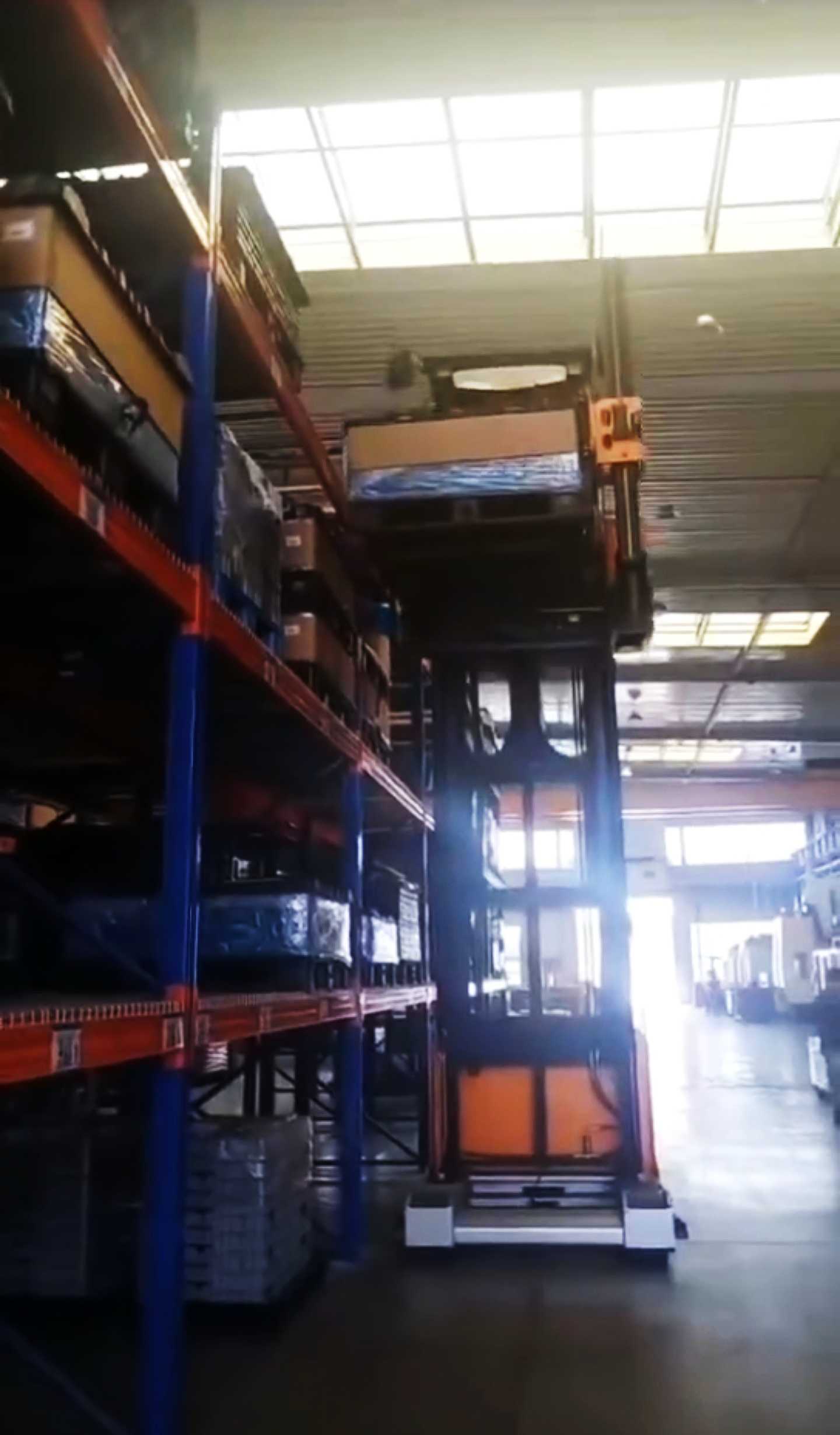 Application of Man up VNA turret pallet stacker