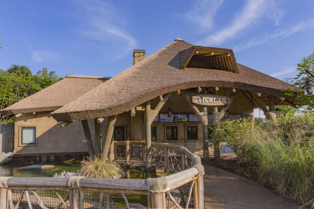 Synthetic Lapa Thatch Roof for Mountain Luxury Hotel's Wooden Log Cabin Roof Construction Synthetic Lapa Thatch Roof for Mountain Luxury Hotel's Wooden Log Cabin Roof Construction