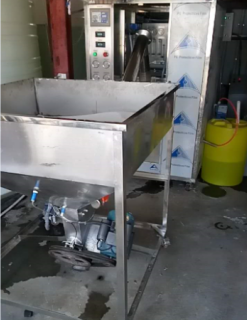Screw feeder charging urea Screw feeder charging urea