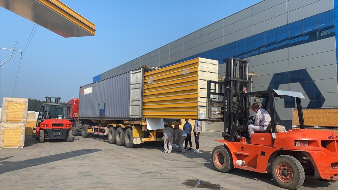 Packing and Loading of PU Sandwich Panels Packing and Loading of PU Sandwich Panels
