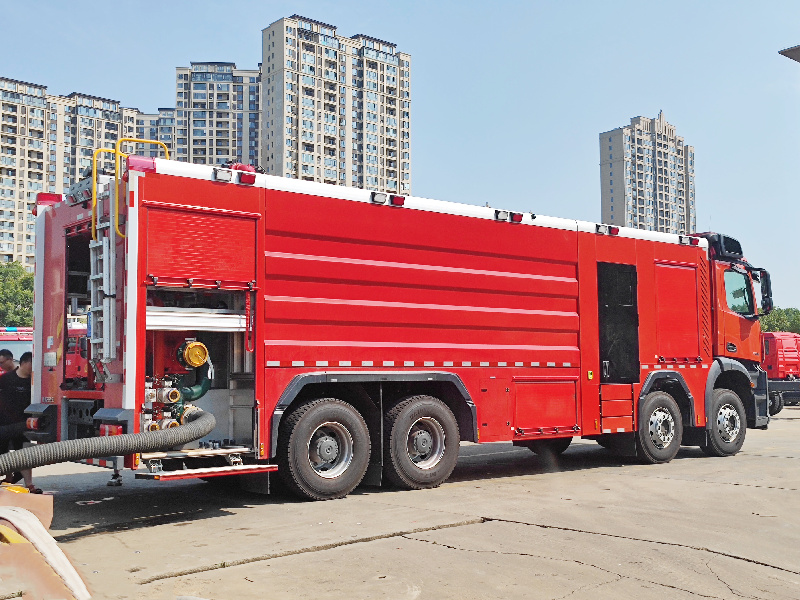 Mercedes Benz 18000L fire fighting rescue truck