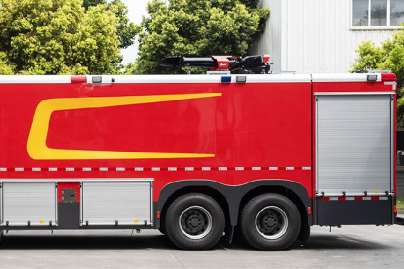 Volvo 8x4 fire fighting truck