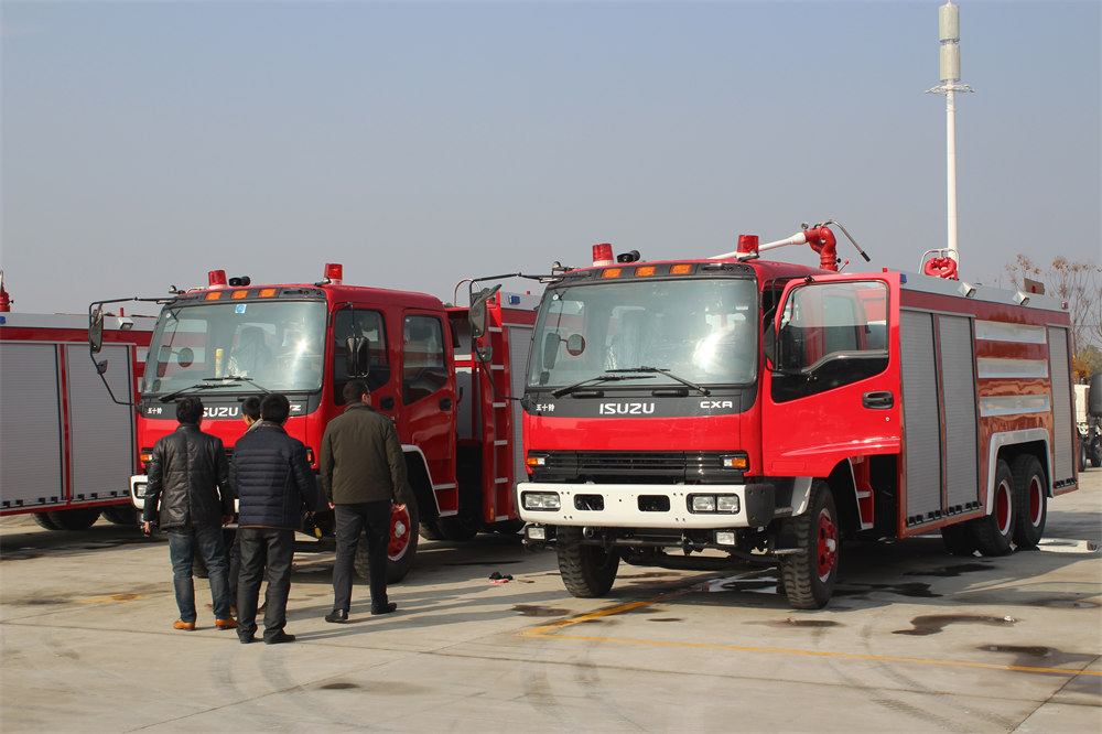Isuzu FVZ 3000 gallon fire tanker Isuzu FVZ 3000 gallon fire tanker