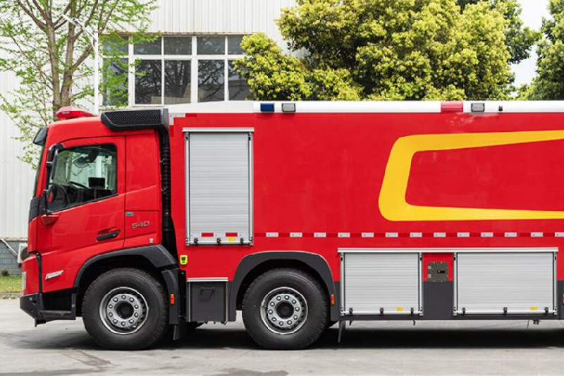 Volvo 8x4 fire fighting truck
