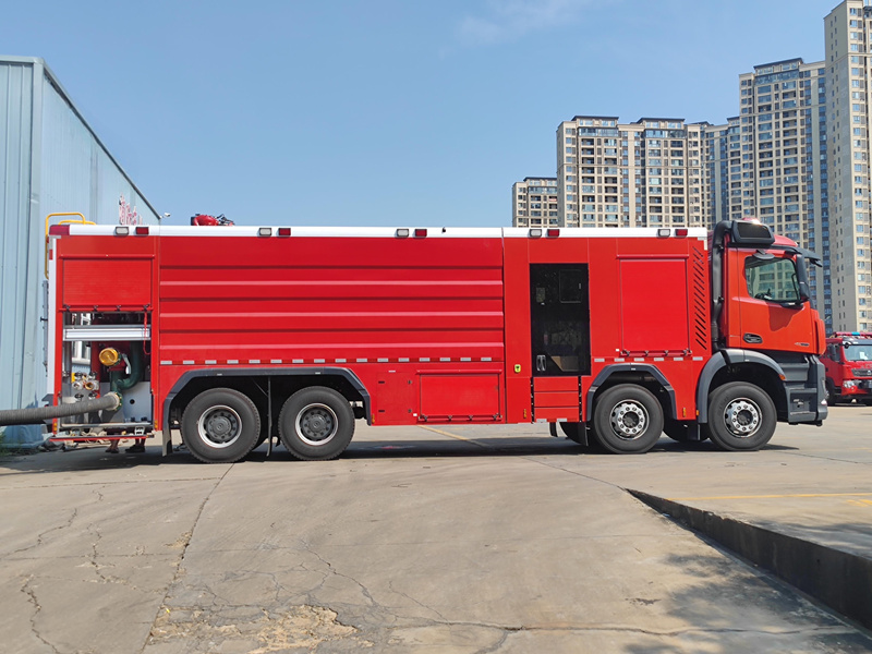 Mercedes Benz 18000L water foam fire truck