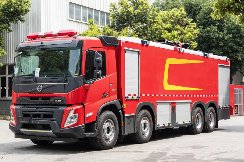 Volvo 8x4 fire fighting truck