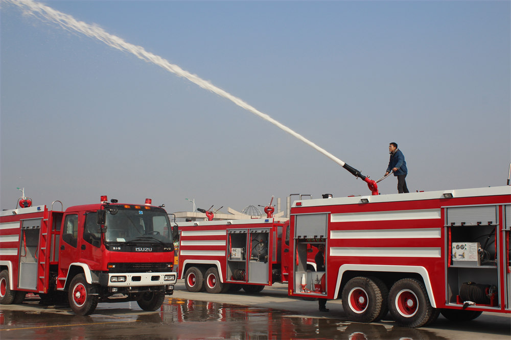 Isuzu FVZ 3000 gallon fire tanker Isuzu FVZ 3000 gallon fire tanker