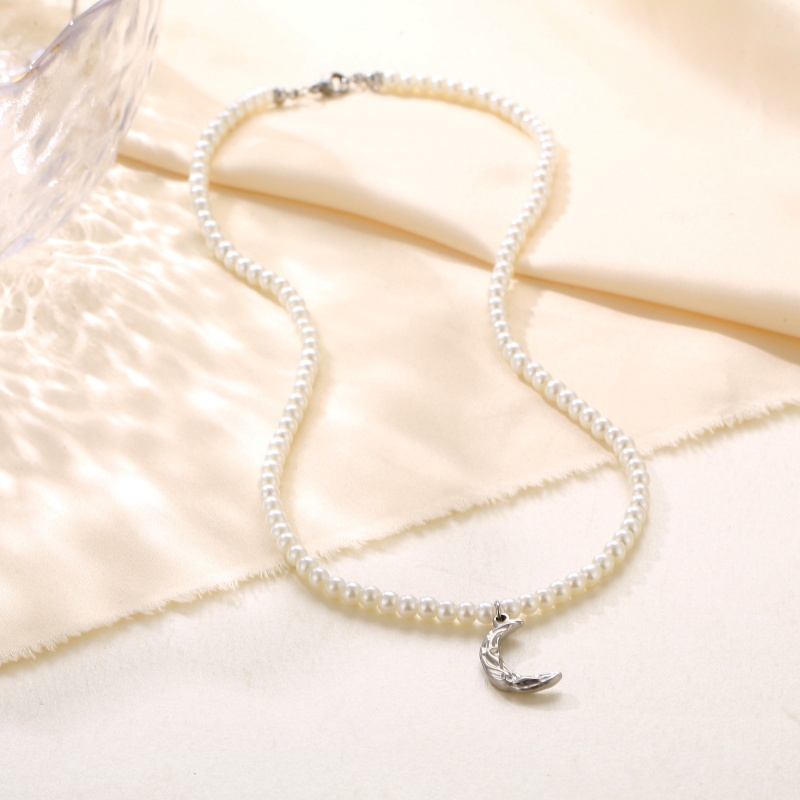 Moon Pendant Pearl Necklace Moon Pendant Pearl Necklace