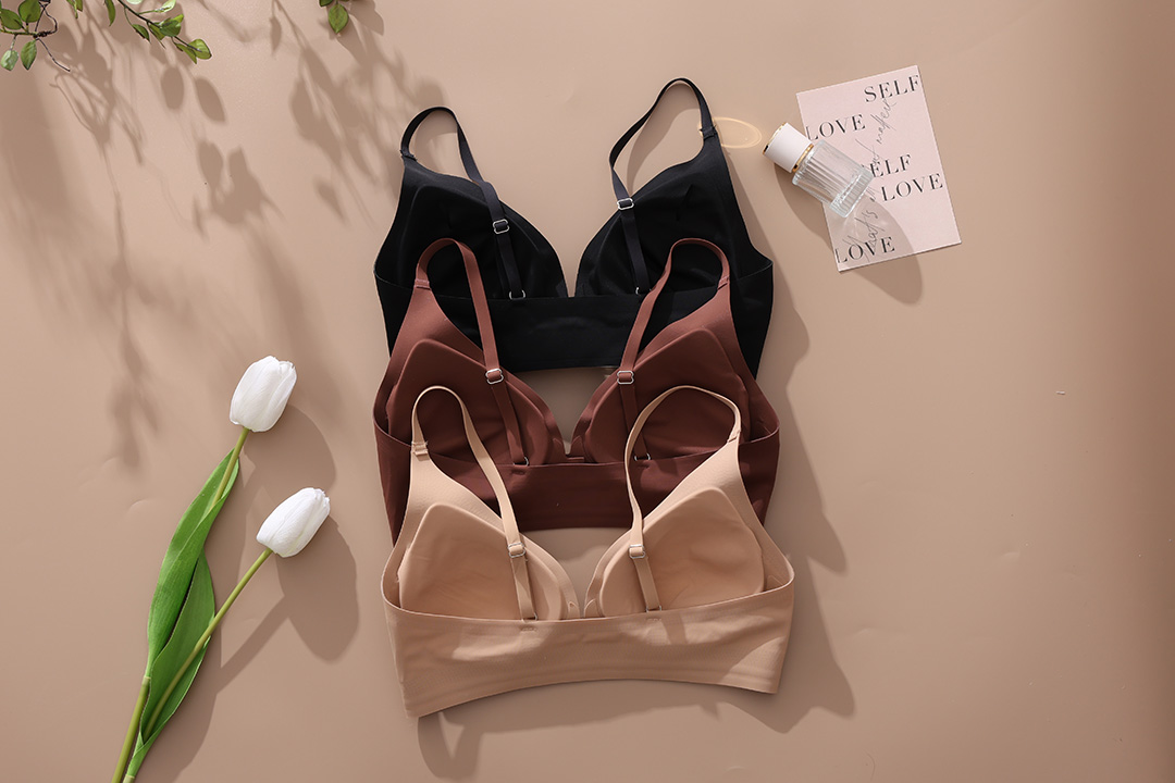 Seamless bra with removeable pads Seamless bra with removeable pads